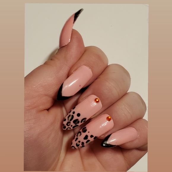 Press on Nails "Miss Purrfect" - Picture 1 of 4